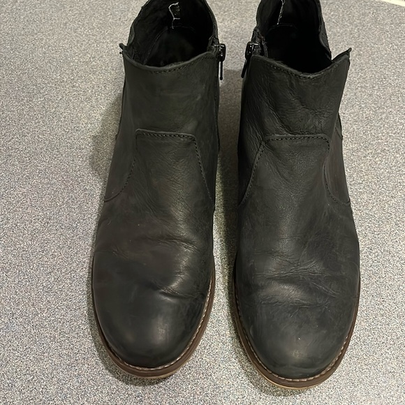Josef Seibel black matte boots w side zipper - Picture 2 of 5